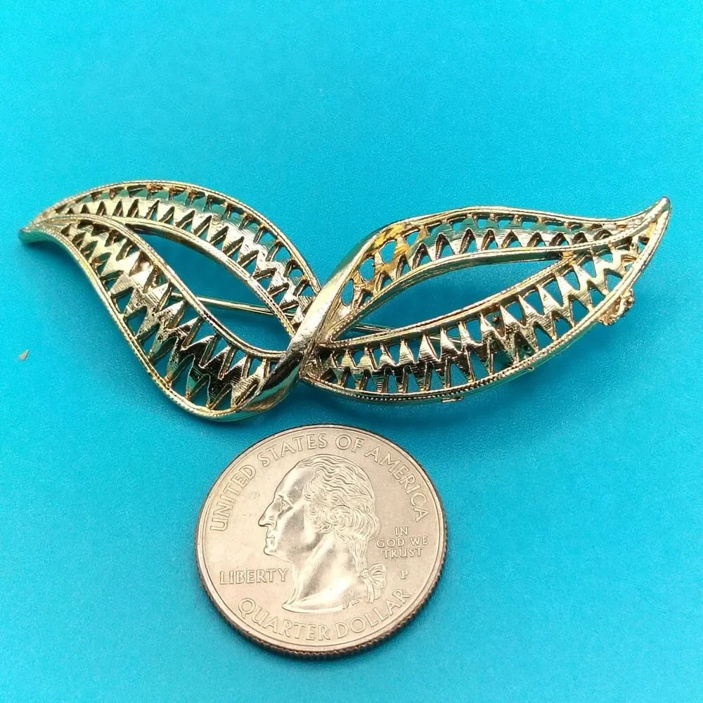 Vintage Gold Tone Filigree Leaf Scroll Brooch Pin Mid Century Modern Style